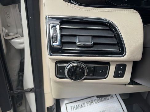 Used 2019 Lincoln Navigator Reserve image 21