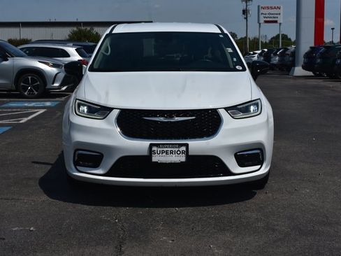 Used 2024 Chrysler Pacifica Limited FWD image 2