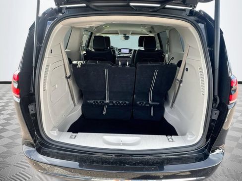 Used 2024 Chrysler Pacifica Limited FWD image 26