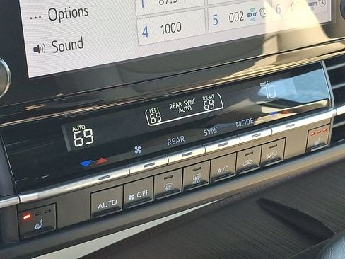 Used 2023 Toyota Sienna XLE AWD/4WD image 17