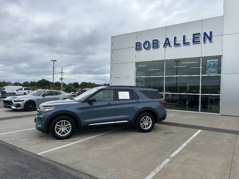 Used 2025 Ford Explorer Active AWD/4WD image 2