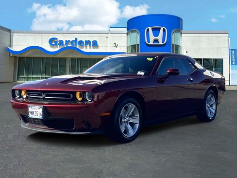 Used 2023 Dodge Challenger SXT image 3