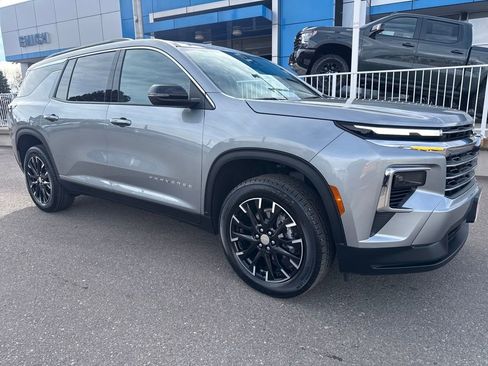 Used 2025 Chevrolet Traverse LT w/ Sun and Wheel Package image 7