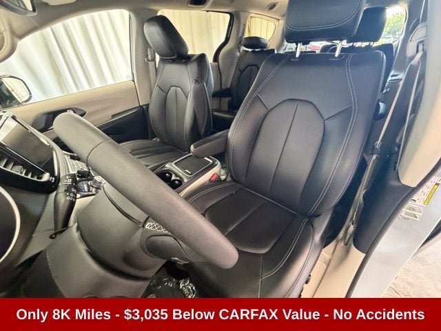 Used 2024 Chrysler Pacifica Touring-L FWD image 15