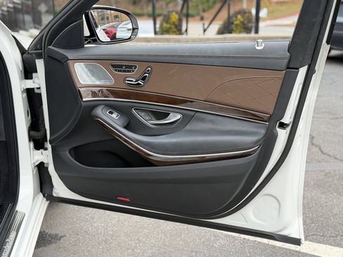 Used 2019 Mercedes-Benz S 560 Sedan image 35