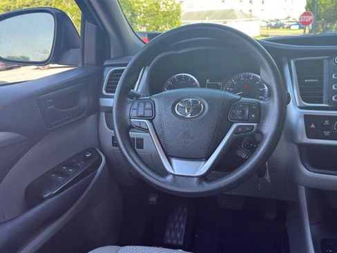 Used 2019 Toyota Highlander LE AWD/4WD image 27