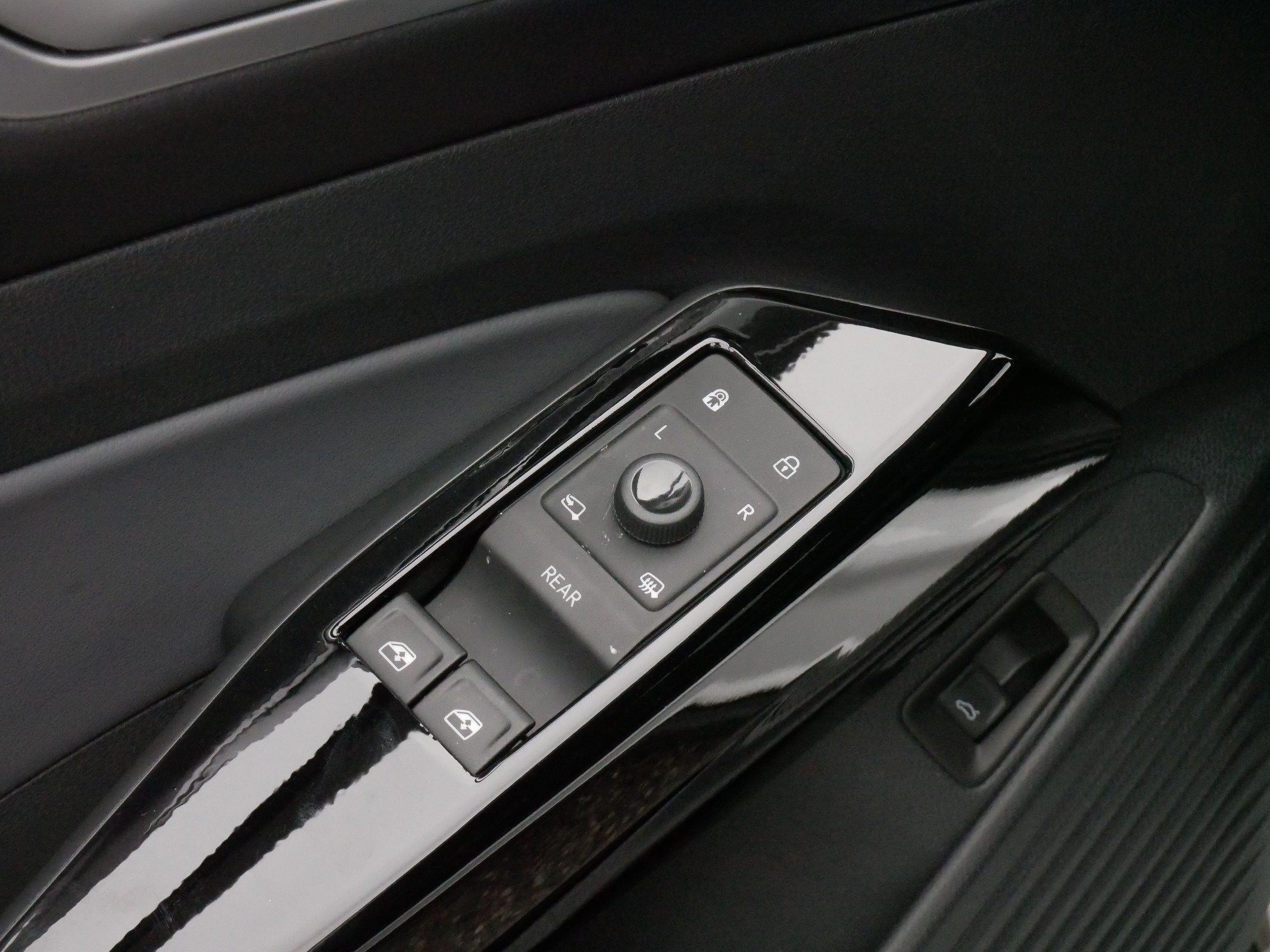 Certified 2025 Volkswagen ID.4 Pro S Plus AWD/4WD image 19