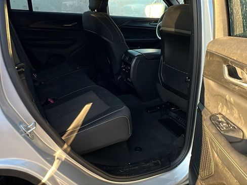 Used 2024 Jeep Grand Cherokee Laredo image 21