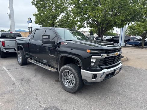 Used 2024 Chevrolet Silverado 2500 LT w/ Convenience Package AWD/4WD image 2