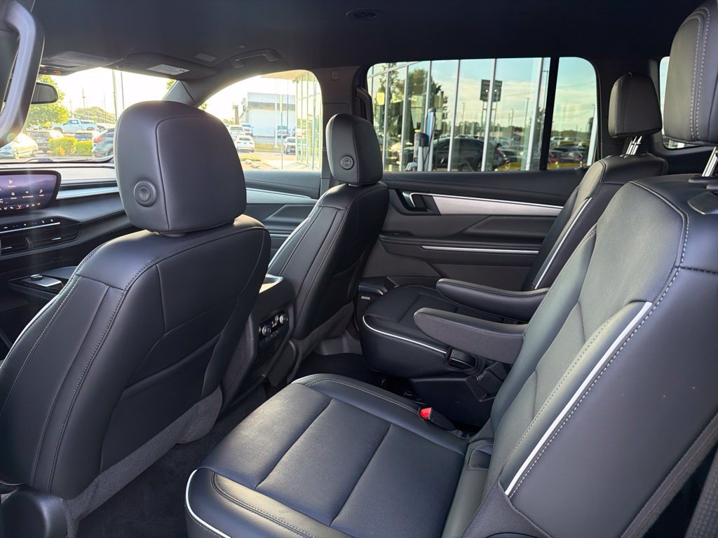 Used 2025 Buick Enclave Preferred AWD/4WD image 26