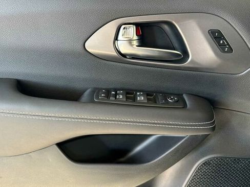 New 2026 Chrysler Pacifica Select image 8