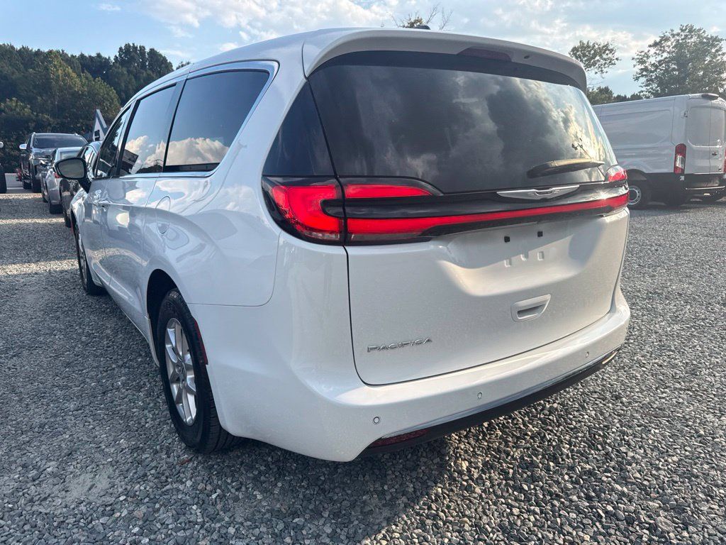 Used 2024 Chrysler Pacifica Touring-L FWD image 4