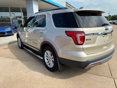 Used 2017 Ford Explorer XLT w/ Equipment Group 202A FWD image 8
