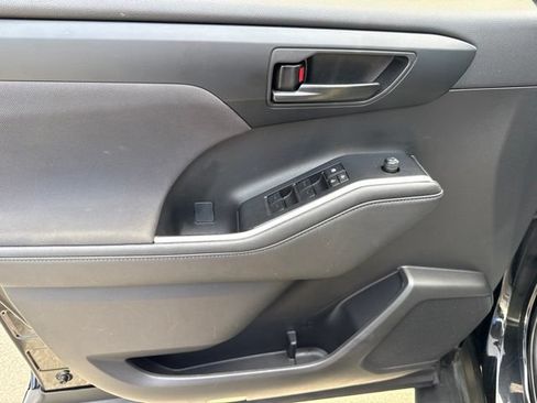 Used 2023 Toyota Highlander L FWD image 7