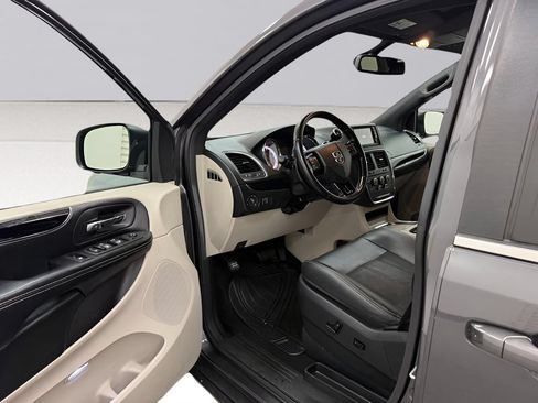 Used 2019 Dodge Grand Caravan SXT FWD image 9