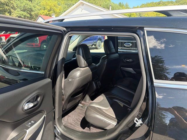 Used 2018 Jeep Cherokee Latitude Plus w/ Cold Weather Group AWD/4WD image 43
