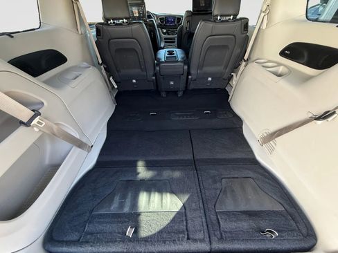 Used 2017 Chrysler Pacifica Touring-L Plus image 14