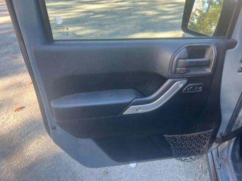 Used 2014 Jeep Wrangler Unlimited Rubicon image 5