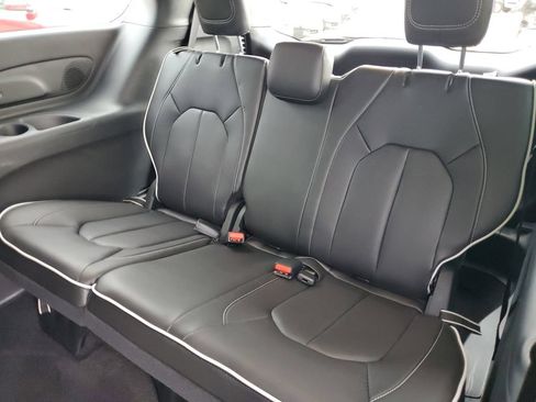 Used 2026 Chrysler Pacifica Limited w/ S Appearance Package FWD image 11