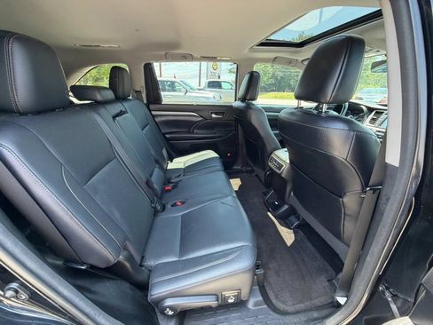 Used 2017 Toyota Highlander Limited AWD/4WD image 4