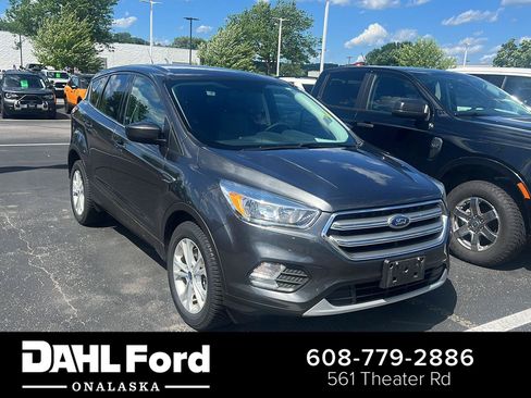 Used 2017 Ford Escape SE w/ SE Cold Weather Package AWD/4WD image 1