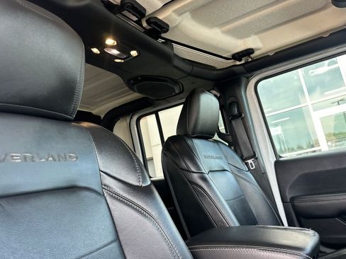 Used 2020 Jeep Gladiator Overland AWD/4WD image 16