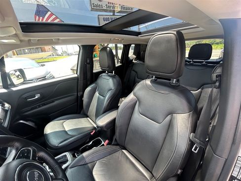 Used 2018 Jeep Renegade Limited w/ UConnect 8.4 Nav Group AWD/4WD image 14