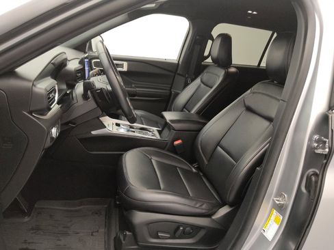Used 2020 Ford Explorer XLT w/ Equipment Group 202A AWD/4WD image 17