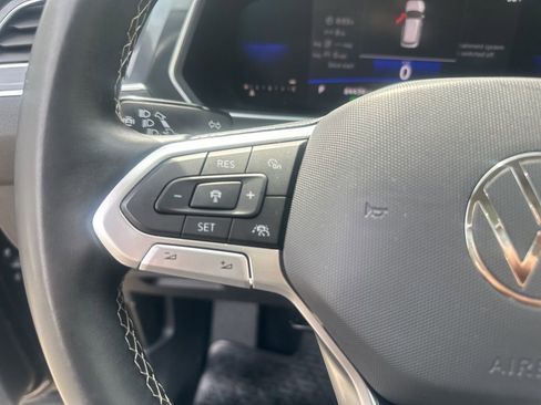 Used 2022 Volkswagen Tiguan SE w/ Panoramic Sunroof Package AWD/4WD image 17
