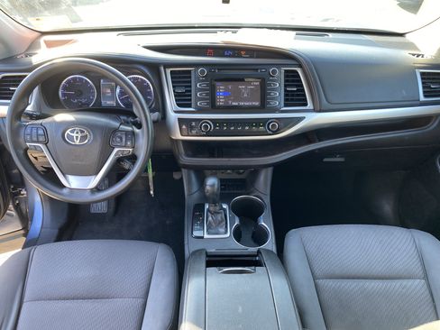 Used 2019 Toyota Highlander LE w/ Carpet Mat Package (TMS) FWD image 17