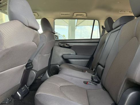 Used 2025 Toyota Highlander LE FWD image 22