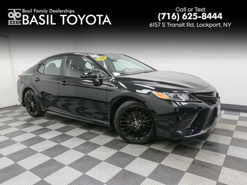 Used 2020 Toyota Camry SE image 1