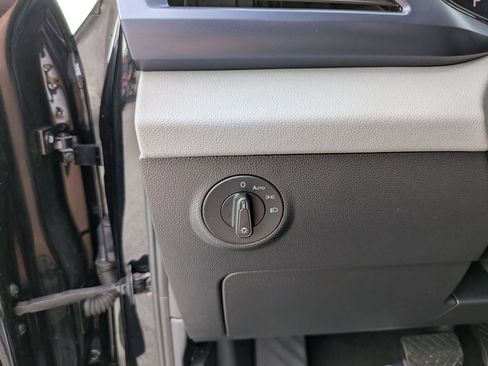Used 2022 Volkswagen Taos SE w/ Panoramic Sunroof Package FWD image 25