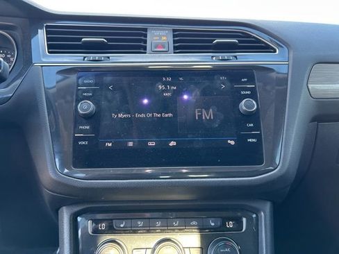 Used 2018 Volkswagen Tiguan S image 17