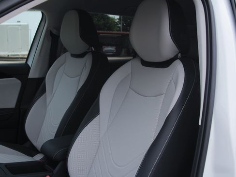 Certified 2025 Volkswagen Tiguan SE FWD image 11