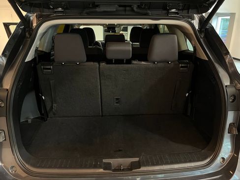 Used 2025 Toyota Highlander LE FWD image 33