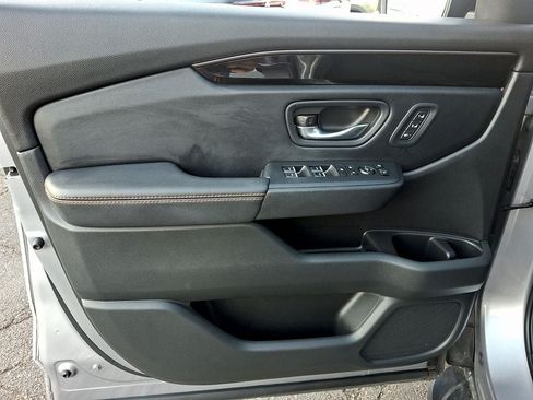 Used 2023 Honda Pilot TrailSport image 12
