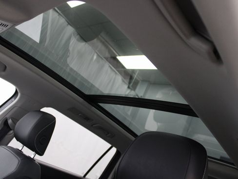 Used 2022 Volkswagen Tiguan SE image 9