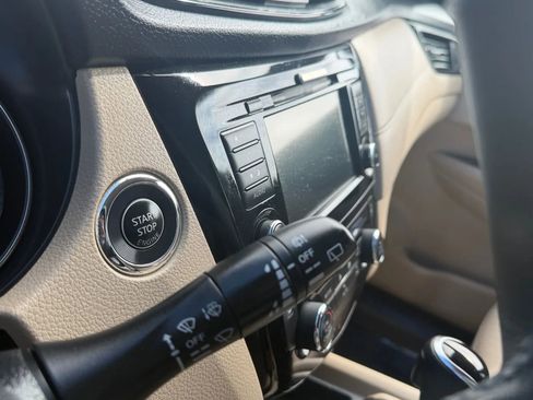 Used 2018 Nissan Rogue SV image 22