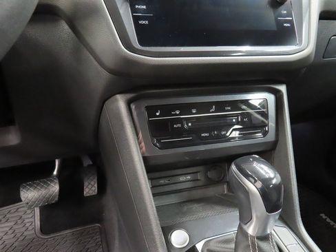 Used 2022 Volkswagen Tiguan SE image 49