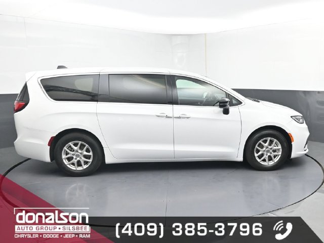 Used 2025 Chrysler Pacifica Select FWD image 2