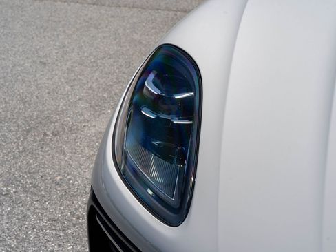 Certified 2023 Porsche Macan AWD/4WD image 19