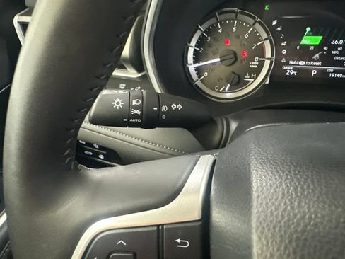 Used 2024 Toyota Highlander XLE AWD/4WD image 23