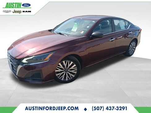 Used 2024 Nissan Altima 2.5 SV image 2