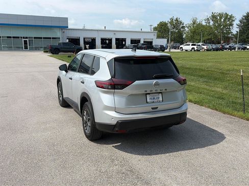 Used 2024 Nissan Rogue S FWD image 3