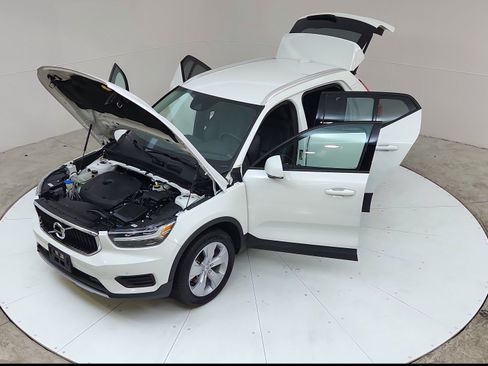 Used 2020 Volvo XC40 T4 Momentum FWD image 18