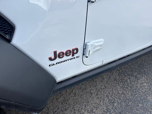 Used 2025 Jeep Gladiator Mojave w/ Convenience Group AWD/4WD image 23