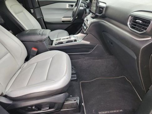 Used 2021 Ford Explorer XLT w/ Equipment Group 202A RWD image 12