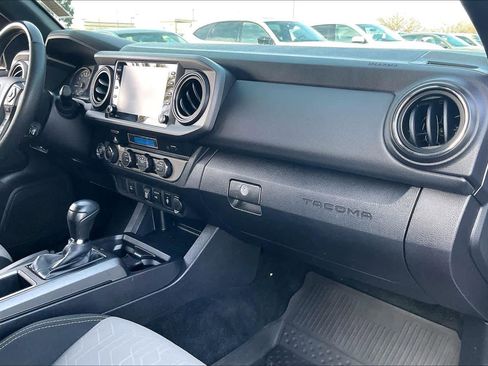 Used 2022 Toyota Tacoma TRD Off-Road image 17