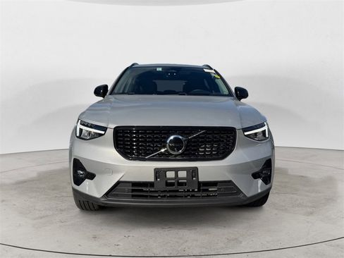Certified 2025 Volvo XC40 B5 Plus image 37